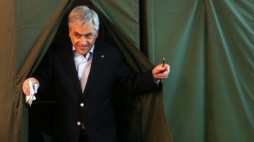 El presidente de Chile, Sebastián Piñera, a su salida de la urna de votación, en las elecciones municipales, que ganó la Concertación Democrática y fue derrotada la coalición de derecha,  ayer.