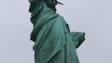 La Estatua de la Libertad ayer, en Nueva York, que cumple su aniversario 126, y que su corona fue reabierta al público.