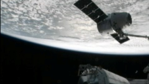 Uun brazo robot de la EEI captura a la sonda Dragon, cuando pasaban por encima del Atlántico sur, el miércoles pasado.