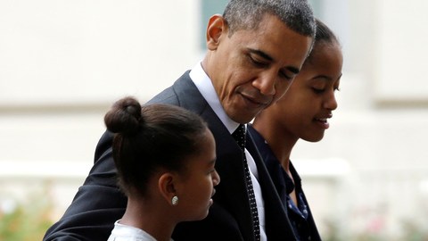 El presidente Barack Obama camina junto a  sus hijas Sasha y  Malia