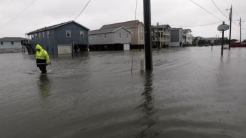 Si le pasara como a estos residentes en Carolina del Norte, cuyos hogares quedaron parcialmente bajo agua, conozca dónde puede pedir ayudar.