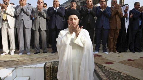 El líder del Consejo Supremo Iraquí, Ammar al Hakim, lidera las oraciones por el Eid al Adha o Fiesta musulmana del Sacrificio, en Bagdad, Irak.