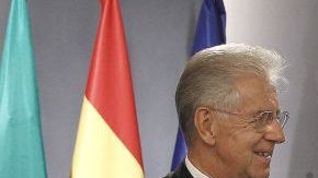 El presidente del gobierno español, Mariano Rajoy (d), junto al primer ministro italiano, Mario Monti, durante la rueda de prensa en el Palacio de la Moncloa, en Madrid.