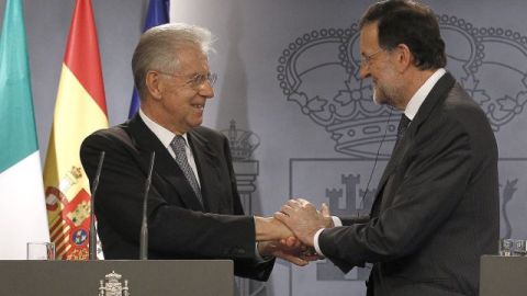 El presidente del gobierno español, Mariano Rajoy (d), junto al primer ministro italiano, Mario Monti, durante la rueda de prensa en el Palacio de la Moncloa, en Madrid.