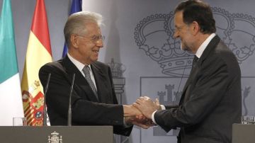El presidente del gobierno español, Mariano Rajoy (d), junto al primer ministro italiano, Mario Monti, durante la rueda de prensa en el Palacio de la Moncloa, en Madrid.