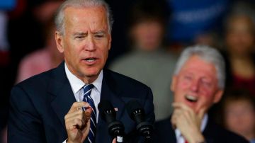 El expresidente Bill Clinton sonríe mientras el vicepresidente Joe Biden se dirige a un grupo de simpatizantes en Ohio el 29 de octubre de 2012.