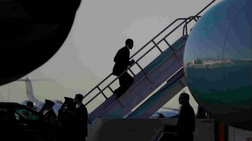 El Presidente Barack Obama aborda el avión presidencial en el aeropuerto internacional de Orlando, tras cancelar un acto de campaña en esa ciudad y regresar a Washington.