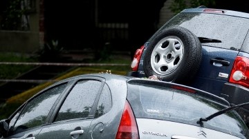 Un hombre observa los daños a carros apilados por las inundaciones en Buenos Aires, ayer, debido a las fuertes lluvias.