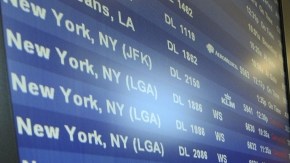 Pantallas con vuelos cancelados por 'Sandy', en el aeropuerto Internacional Hartsfield-Jackson Atlanta, aun cuando la mayoría de las suspensiones han tenido lugar en el de  Philadelphia.