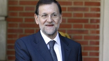 El jefe del Ejecutivo, Mariano Rajoy (i), saluda al primer ministro italiano, Mario Monti, a su llegada al Palacio de la Moncloa.