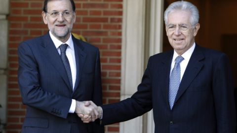 El jefe del Ejecutivo, Mariano Rajoy (i), saluda al primer ministro italiano, Mario Monti, a su llegada al Palacio de la Moncloa.