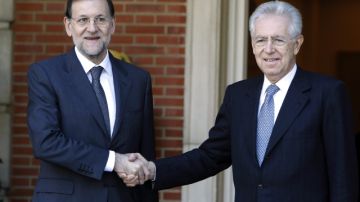 El jefe del Ejecutivo, Mariano Rajoy (i), saluda al primer ministro italiano, Mario Monti, a su llegada al Palacio de la Moncloa.