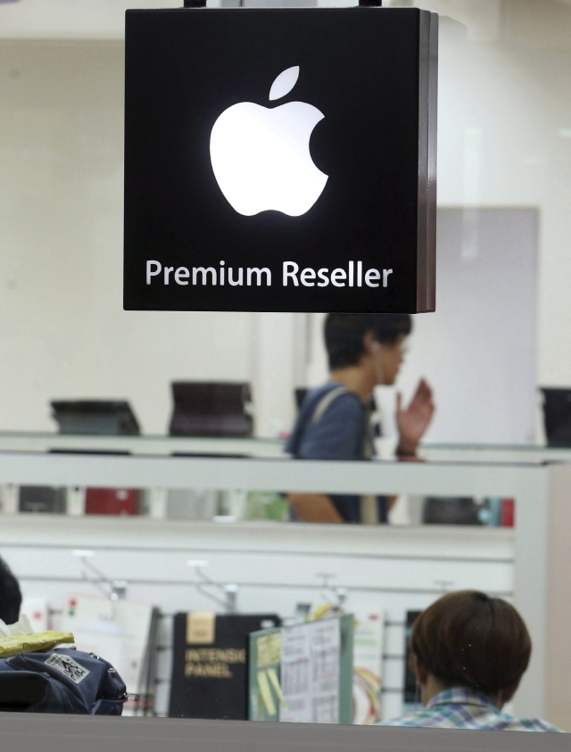 Varios clientes visitan la tienda del gigante de la tecnología estadounidense Apple, en Seúl, Corea del Sur.