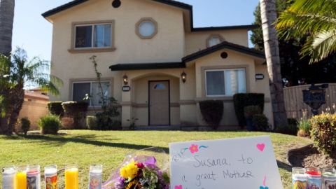 Flores y velas se apreciaban el jueves frente a la casa de los dueños de United States Fire Protection Services, en Downey.