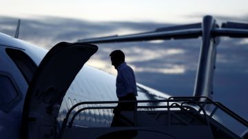 El candidato republicano presidencial Mitt Romney aborda su avión de campaña en Moline, Illinois, para volar a Ohio, ayer lunes.