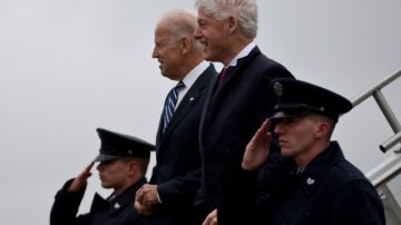 Vice President Joe Biden (der.) y el ex Presidente Clinton.