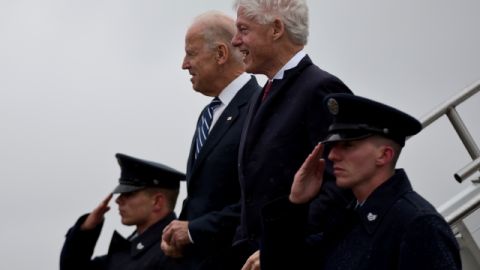 Vice President Joe Biden (der.) y el ex Presidente Clinton.