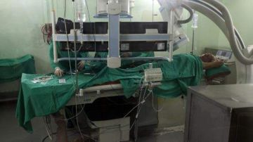 Dos médicos realizan una angioplastia a un paciente en el Instituto de Cardiología y Cirugía Cardiovasculares de La Habana, Cuba.