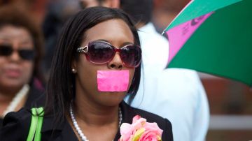 Una manifestante se tapa la boca en una protesta en Miami contra la intimidación a los votantes el domingo 28 de octubre de 2012.