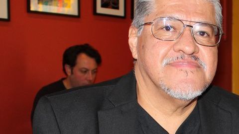 Luis J. Rodríguez, poeta y activista, escribió sobre los momentos más difíciles de su vida después de ser pandillero, criminal y adicto a las drogas en su nuevo libro ‘It Calls You Back’.
