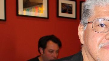 Luis J. Rodríguez, poeta y activista, escribió sobre los momentos más difíciles de su vida después de ser pandillero, criminal y adicto a las drogas en su nuevo libro ‘It Calls You Back’.