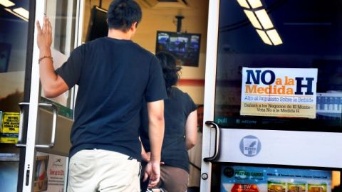 10/30/2012 - El Monte, Ca. - Signs against prop H are displayed by most 7/11 stores in the area (photo Ciro Cesar/La Opinion).