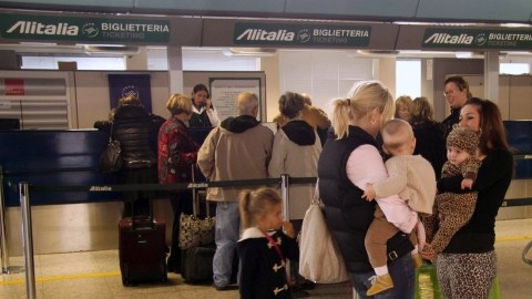 Varios pasajeros hacían línea ayer frente al mostrador de Alitalia para pedir información o alternativas a vuelos cancelados hacia EEUU en el aeropuerto de Fiumicino, a las afueras de Roma, Italia.