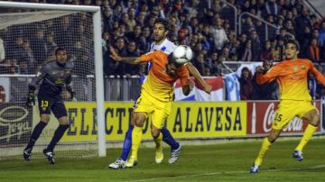 Dani Alves, del Barcelona,   rechaza con golpe de cabeza una de las pocas llegadas del Alavés sobre la portería de   José Manuel Pinto.