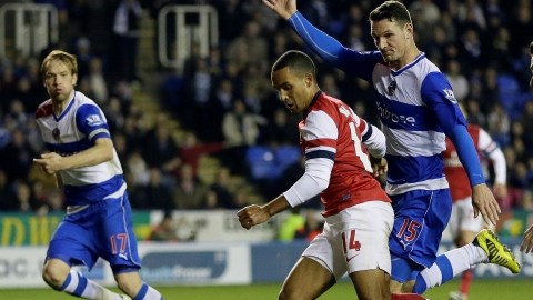 Theo Walcott (14)  escapa de la marcación de los hombres del Reading para anotar el primer gol   de Arsenal e iniciar su mítica remontada.