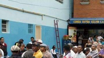 Decenas de caraqueños hacen fila durante la jornada de elecciones presidenciales el pasado 7 de octubre en Venezuela.