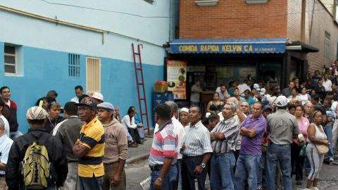 Decenas de caraqueños hacen fila durante la jornada de elecciones presidenciales el pasado 7 de octubre en Venezuela.