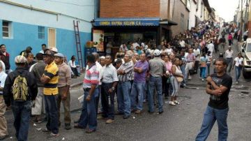 Decenas de caraqueños hacen fila durante la jornada de elecciones presidenciales el pasado 7 de octubre en Venezuela.