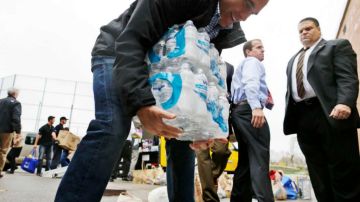 El candidato republicano a la presidencia Mitt Romney estuvo el martes 30 de octubre de 2012 en Ohio ayudando a recaudar víveres para las víctimas del huracán Sandy.