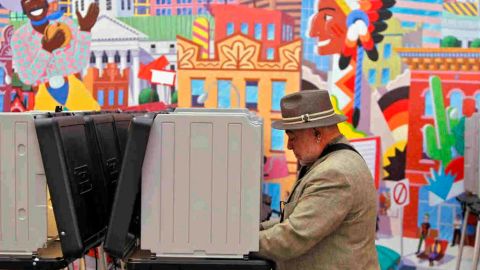 En esta foto de archivo, un ciudadano deposita su voto en Denver, Colorado el 22 de octubre de 2012.