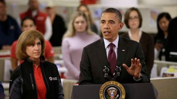 El Presidente Barack Obama, aquí con la Presidenta de la Cruz Roja Americana, Gail J. McGovern, habla durante una visita para discutir la supertormenta Sandy el martes 30 de octubre de 2012 en Washington.