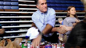 El candidato republicano a la presidencia Mitt Romney estuvo el martes en Ohio, ayudando a recolectar víveres para las víctimas del huracán Sandy.
