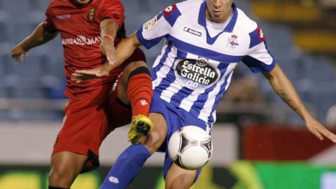 Giovani Dos Santos, del Mallorca, jugó todo el partido con su ex equipo, el Deportivo la Coruña