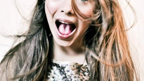 Angie Vázquez, que forma junto a sus dos hermanos Vázquez Sounds, canta el tema principal en la versión española de una reciente producción animada de Disney.