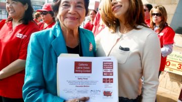 En el evento en Plaza del Mariachi, la activista Dolores Huerta entrega el premio a  una de las ganadoras del concurso,  Dafny Perez.