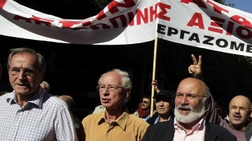 Periodistas griegos participan en una manifestación convocada en Atenas (Grecia), ayer, durante una huelga de 24 horas, mientras gobierno se reúne con la troika para tramo de ayuda financiera.