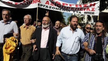 Periodistas griegos participan en una manifestación convocada en Atenas (Grecia), ayer, durante una huelga de 24 horas, mientras gobierno se reúne con la troika para tramo de ayuda financiera.