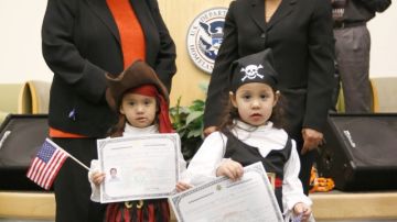 Dos hermanas mellizas mexicanas disfrazadas de pirata se robaron ayer la atención en la ceremonia de  ciudadanía, en Chicago.