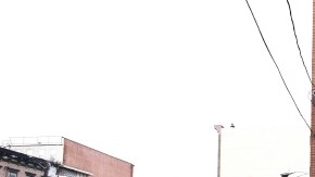 Los residentes locales de Hoboken andan por las calles, inundadas por el paso del Huracán Sandy, en  Nueva York, ayer.