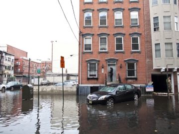 Los residentes locales de Hoboken andan por las calles, inundadas por el paso del Huracán Sandy, en  Nueva York, ayer.