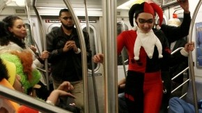 Grupo de amigos vestidos como personajes de Sesame Street, en NY, ayer. Festividades se habían  suspendido a causa de  tormenta.