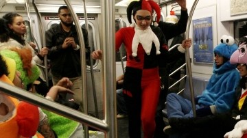 Grupo de amigos vestidos como personajes de Sesame Street, en NY, ayer. Festividades se habían  suspendido a causa de  tormenta.