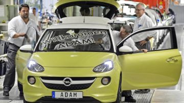 Trabajadores revisan los nuevos  Opel Adam durante el lanzamiento oficial de la producción, en una fábrica en Alemania, propiedad de GM.