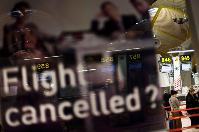 Viajeros esperaban ayer en el Aeropuerto Madrid Barajas, en España. El efecto del huracán Sandy se sintió a través de todo el mundo por la cancelación de vuelos.