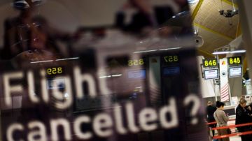 Viajeros esperaban ayer en el Aeropuerto Madrid Barajas, en España. El efecto del huracán Sandy se sintió a través de todo el mundo por la cancelación de vuelos.
