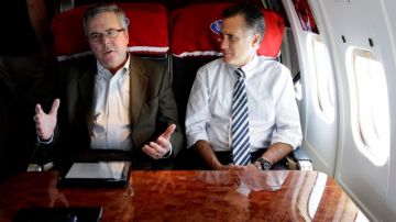 El candidato republicano, Mitt Romney (der.) y el ex gobernador de Florida, Jeb Bush, en el avión de campaña rumbo a Miami.